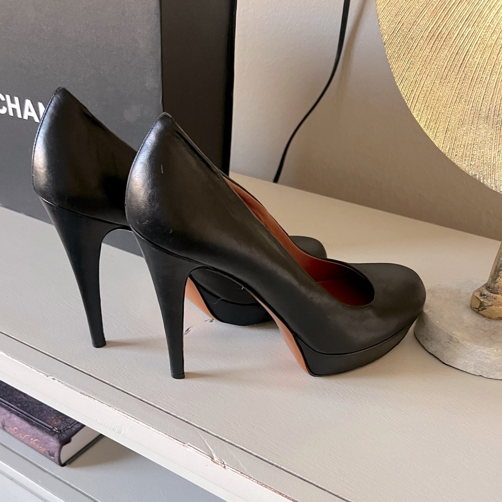 Authentic Gucci Black Leather Heels. Size 39. Excellent Condition. Very Comf.